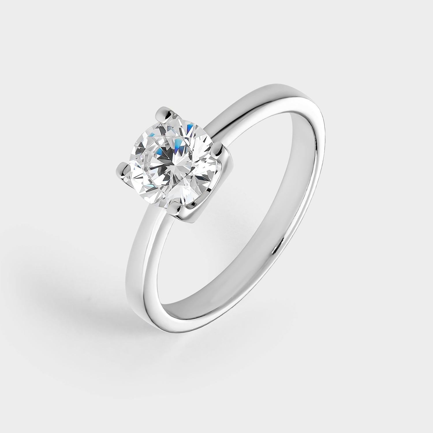 Anillo solitario de plata con circonita de 6,5 mm montado sobre 4 garras, elegante y brillante.