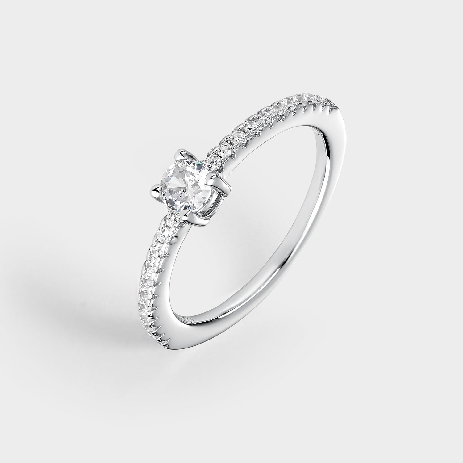 Anillo solitario de plata con circonitas blancas y circonita central engastada, elegante y brillante.