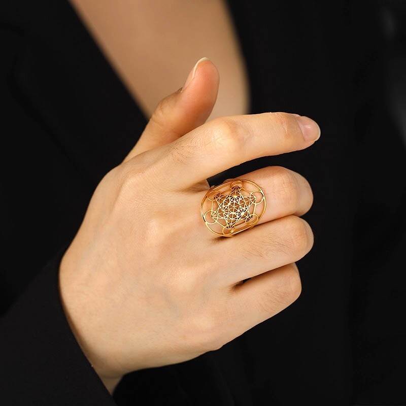 Bague en acier inoxydable doré avec motif Cube de Metatron, symbole de géométrie sacrée et spiritualité.