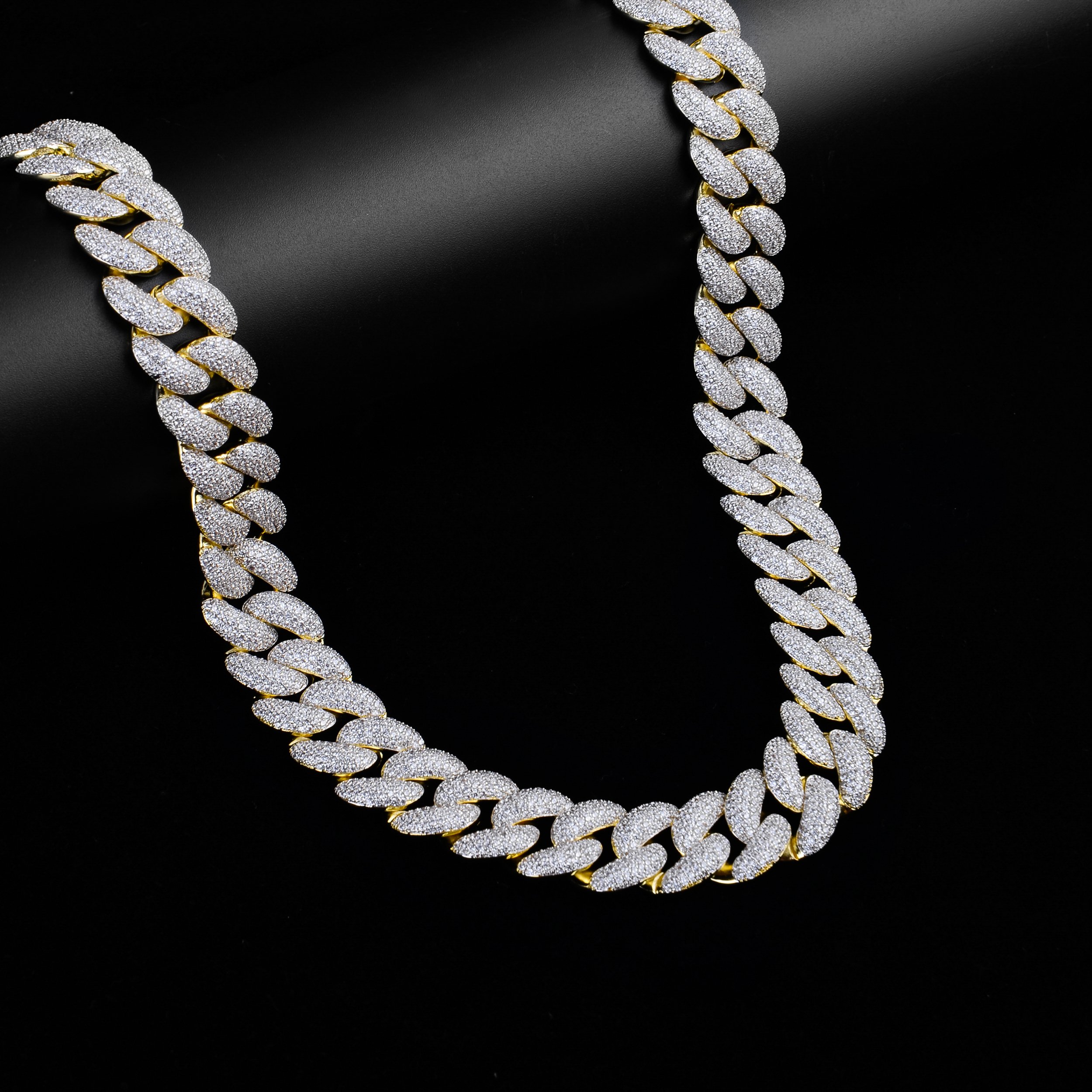 BAGGY 25 MM Miami Cuban chain featuring solid brass links and AAA cubic zirconia, showcasing a luxurious and bold design.