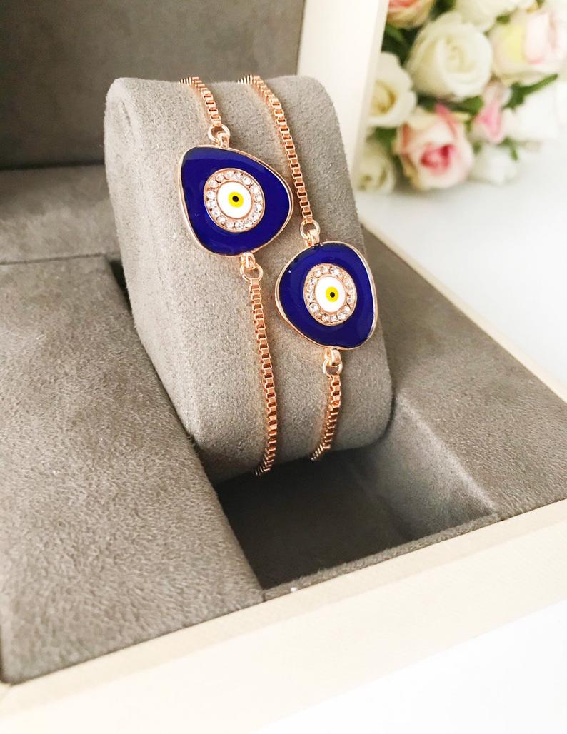 A beautiful blue evil eye bracelet featuring a 15mm charm, adjustable rose gold design, and made from tarnish-resistant stainless steel.