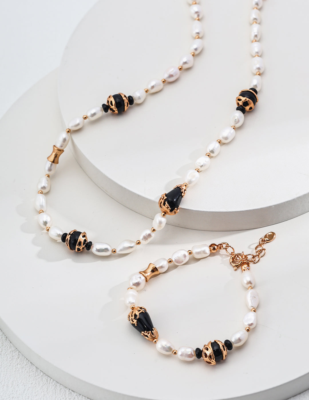 Chic Pure Silver Pearl Necklace featuring elegant white pearls and striking black onyx, showcasing a sophisticated design.