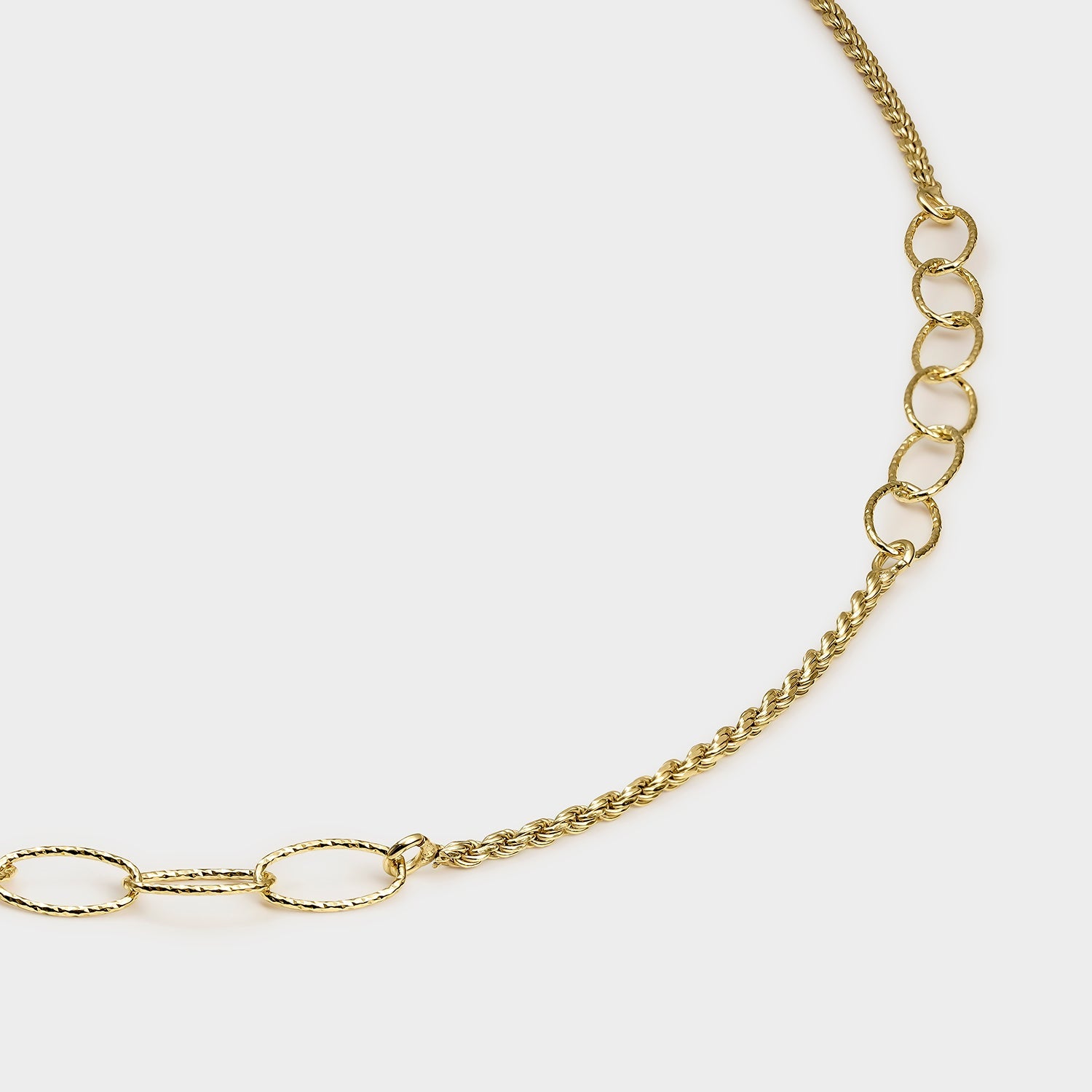 Collar bañado en oro de 18K con eslabones ovalados grandes, diseño moderno y ajustable, ideal para cualquier outfit.