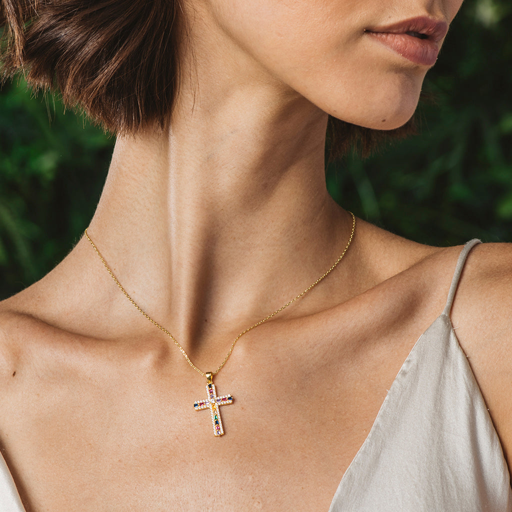 Collar de plata bañada en oro amarillo con colgante en forma de cruz adornado con circonitas multicolor, elegante y sofisticado.