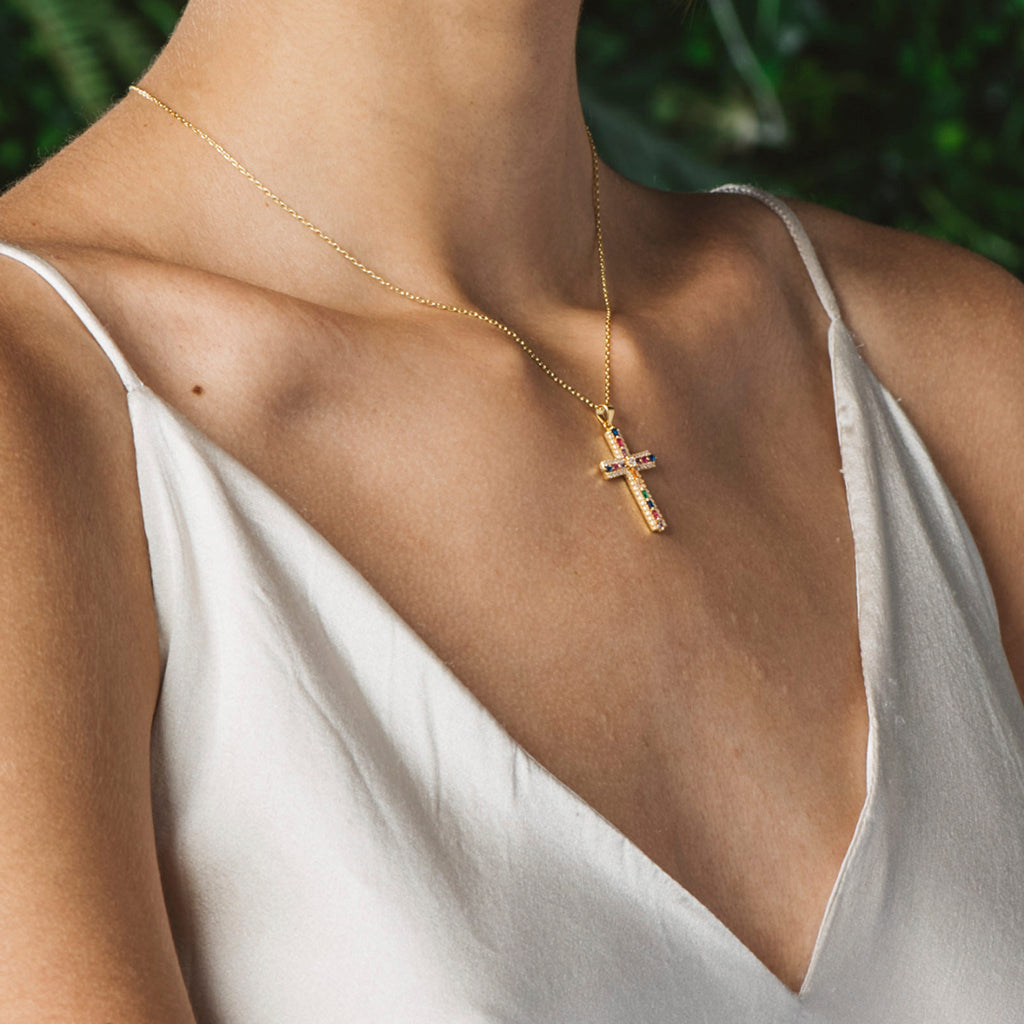 Collar de plata bañada en oro amarillo con colgante en forma de cruz adornado con circonitas multicolor, elegante y sofisticado.