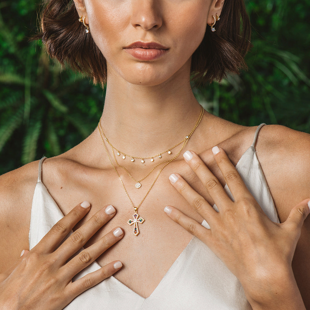 Collar Cruz Templaria featuring a templar cross pendant adorned with multicolor zirconias, showcasing elegance and historical significance.