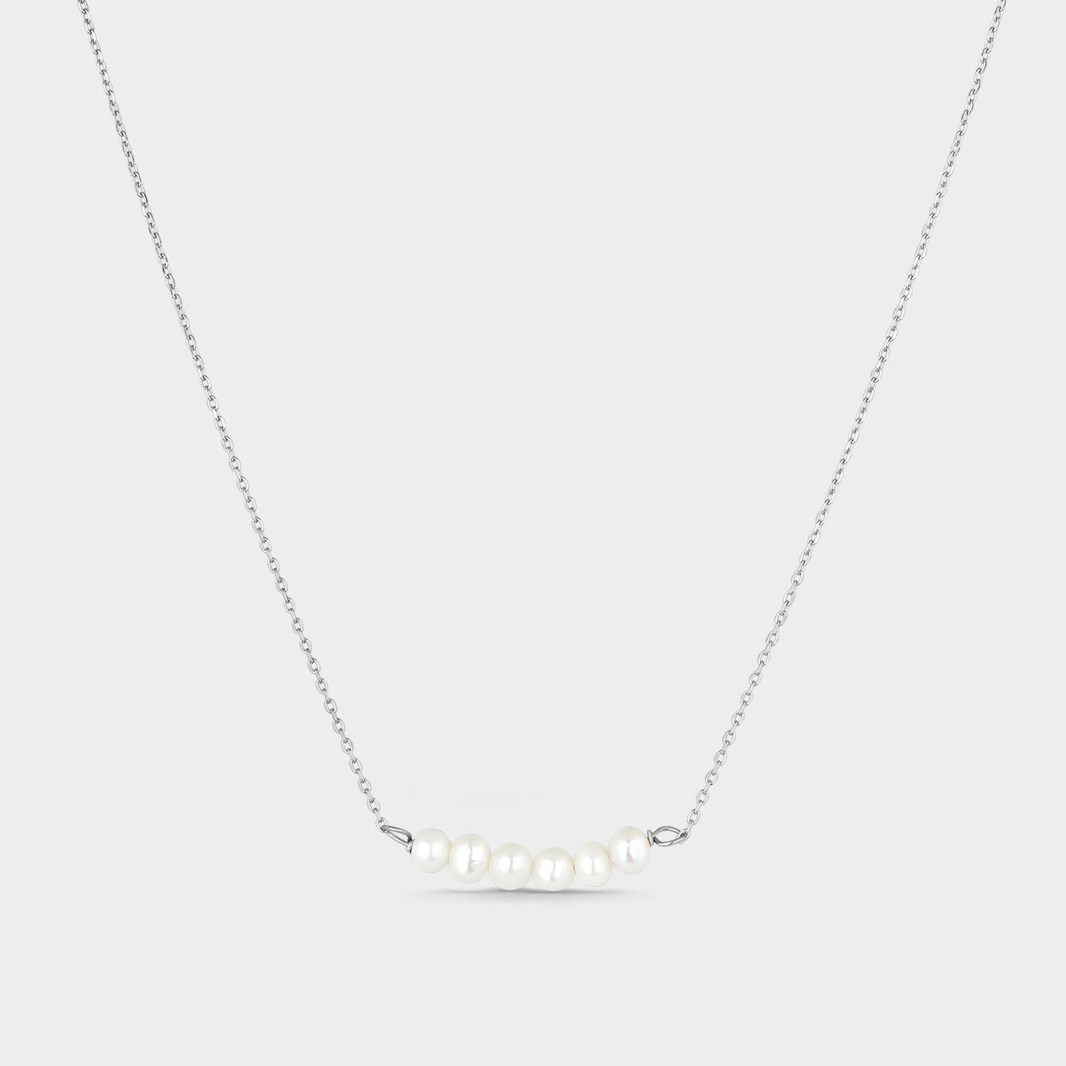 Collar de perlas cultivadas de 4/4.5mm con cadena elegante y cierre mosquetón, ideal para cualquier ocasión.