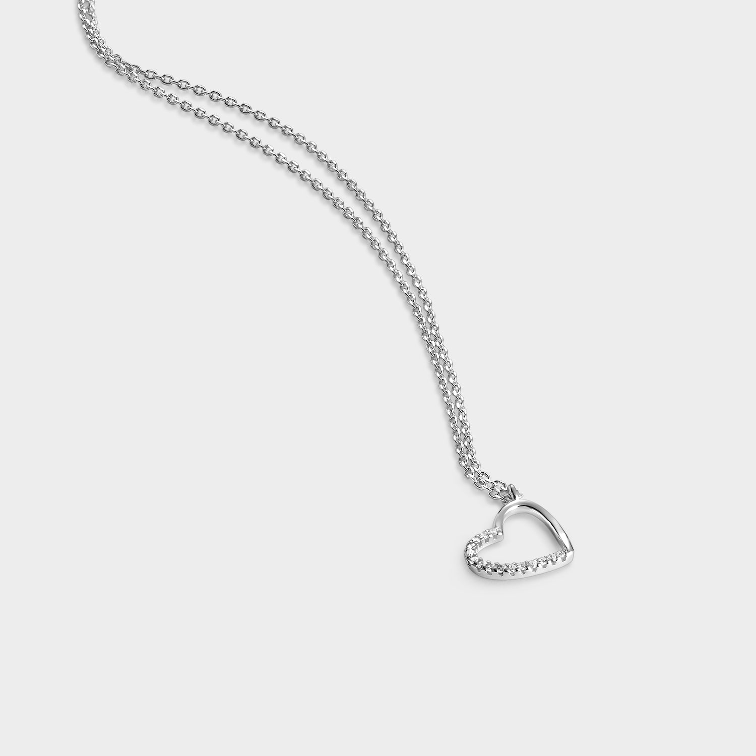 Collar de plata con colgante en forma de corazón adornado con circonitas blancas, elegante y brillante.