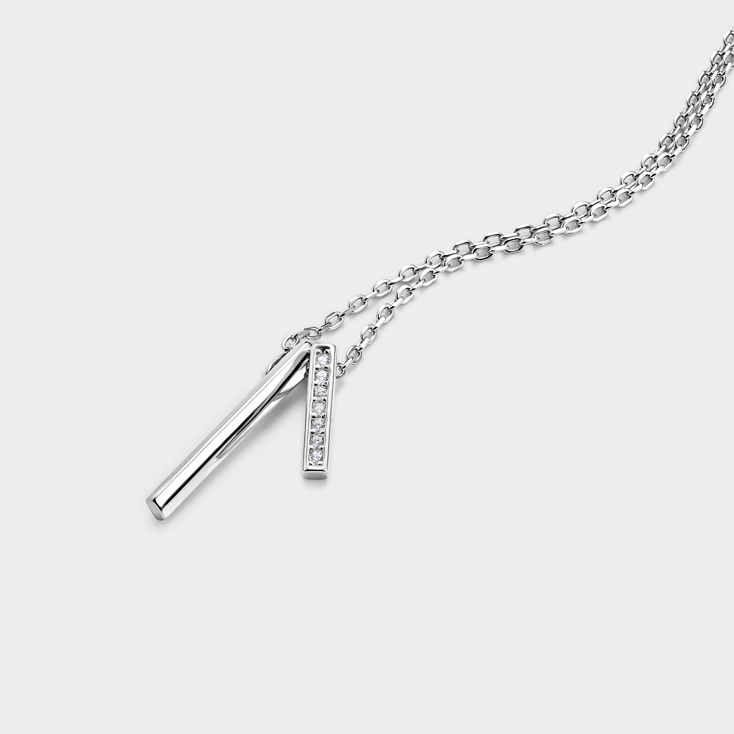 Collar de plata con motivos alargados y circonitas, bañado en oro de 18K, elegante y moderno.