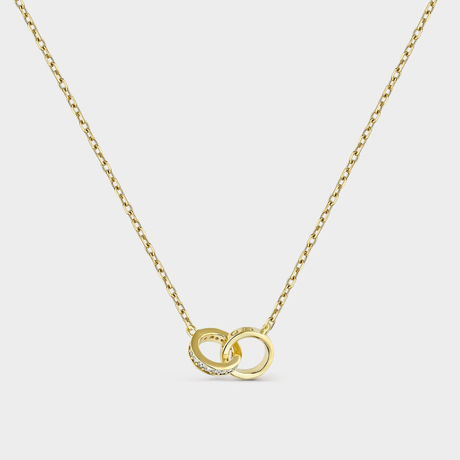 Collar de plata y oro de 18K con alianzas entrelazadas y circonitas blancas, elegante y sofisticado.