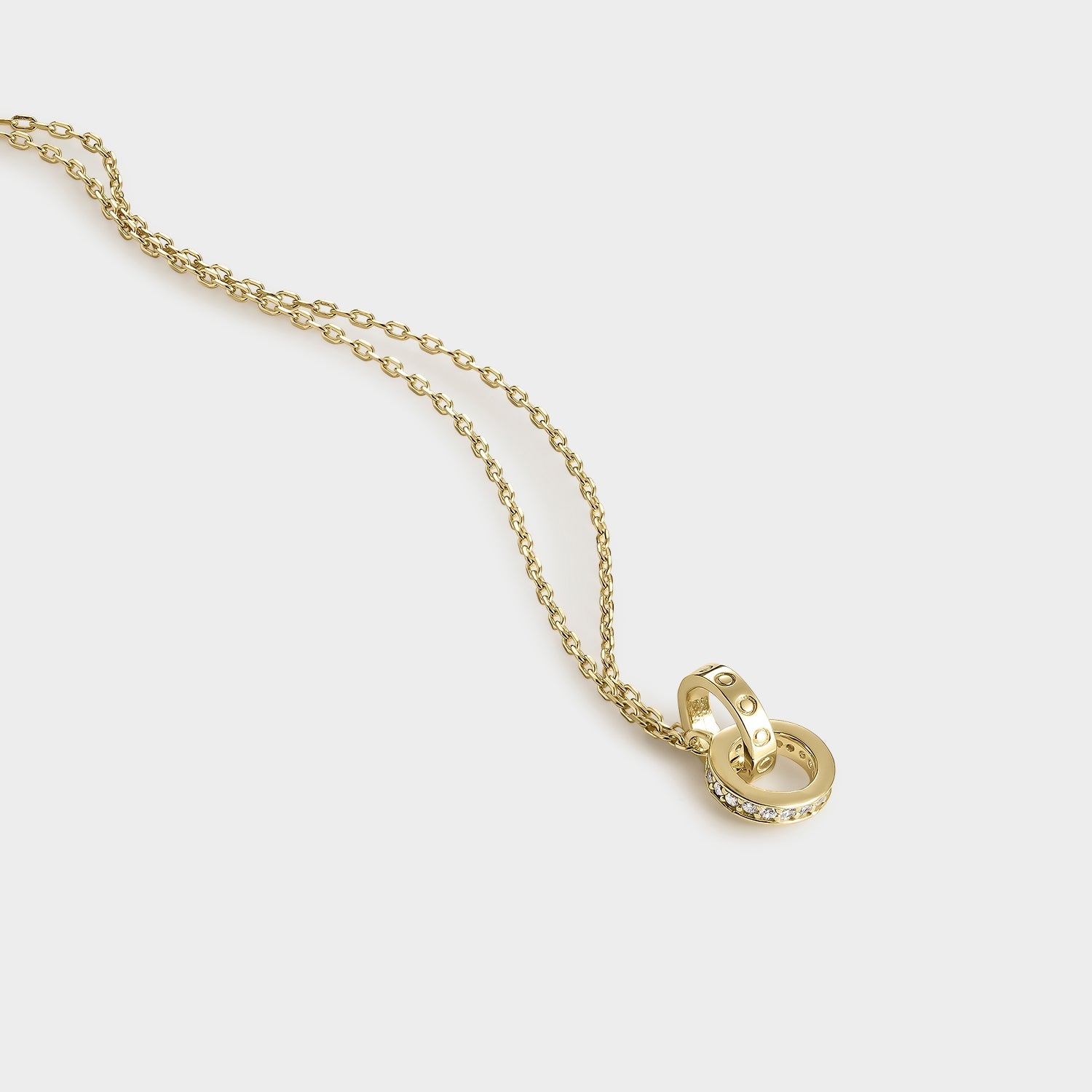 Collar de plata y oro de 18K con alianzas entrelazadas y circonitas blancas, elegante y sofisticado.