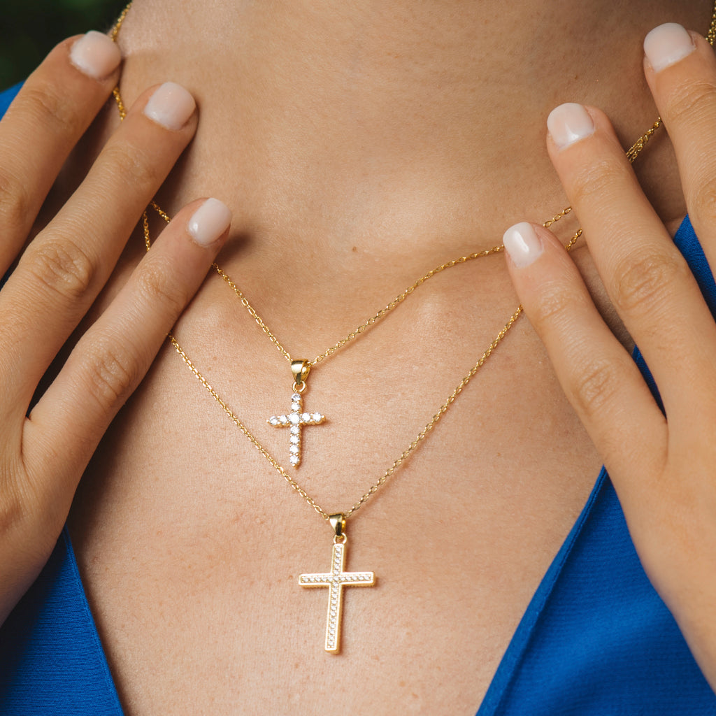 Collar de plata bañada en oro amarillo con colgante de cruz biselada y circonitas blancas brillantes.