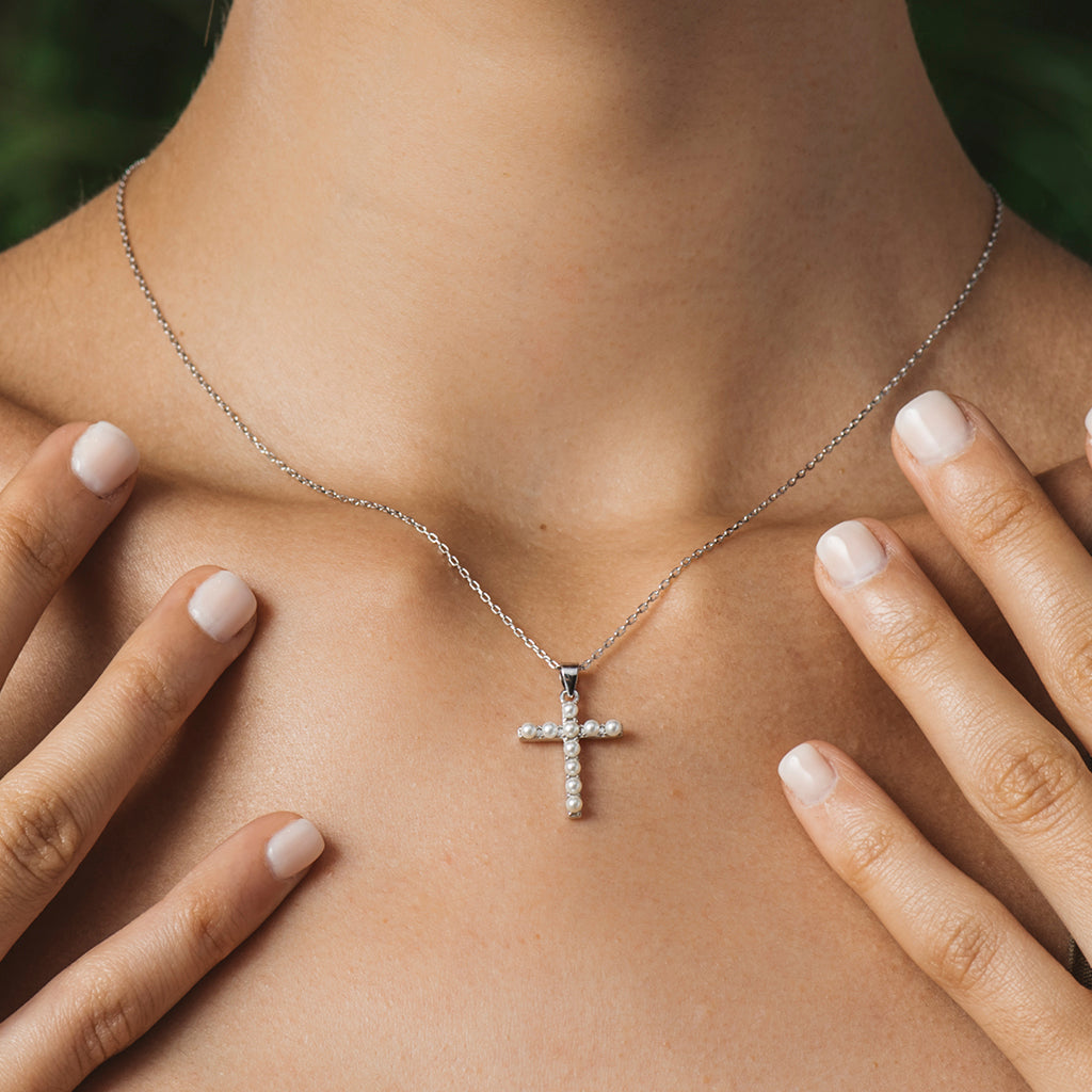 Collar de plata con colgante de cruz y perlas de 2 mm, elegante y sofisticado.
