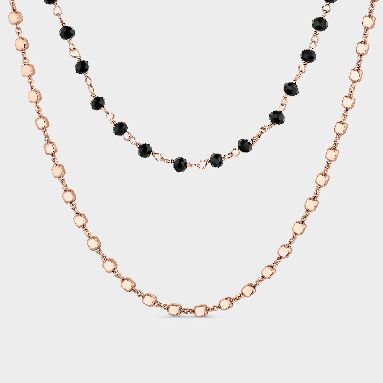 Collar doble de plata bañada en oro rosa con ónix negro, diseño elegante y moderno con motivos en forma de cubo.