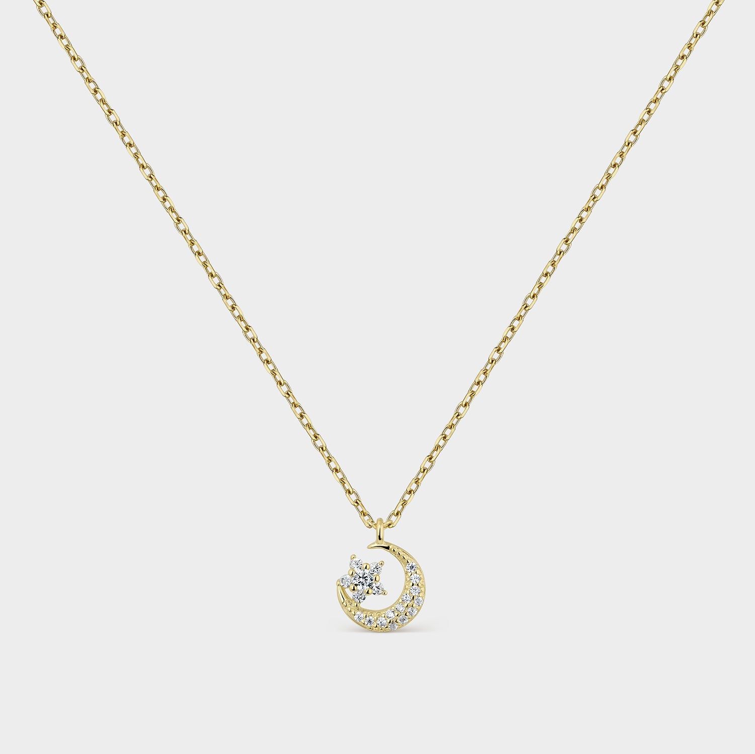 Collar de plata bañado en oro de 18K con colgante de luna y estrella, adornado con circonitas blancas, elegante y brillante.