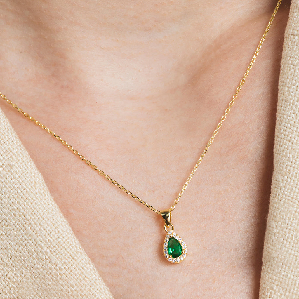 Conjunto de collar y pendientes bañada en oro de 18K con circonitas blancas y verdes, elegante y sofisticado.