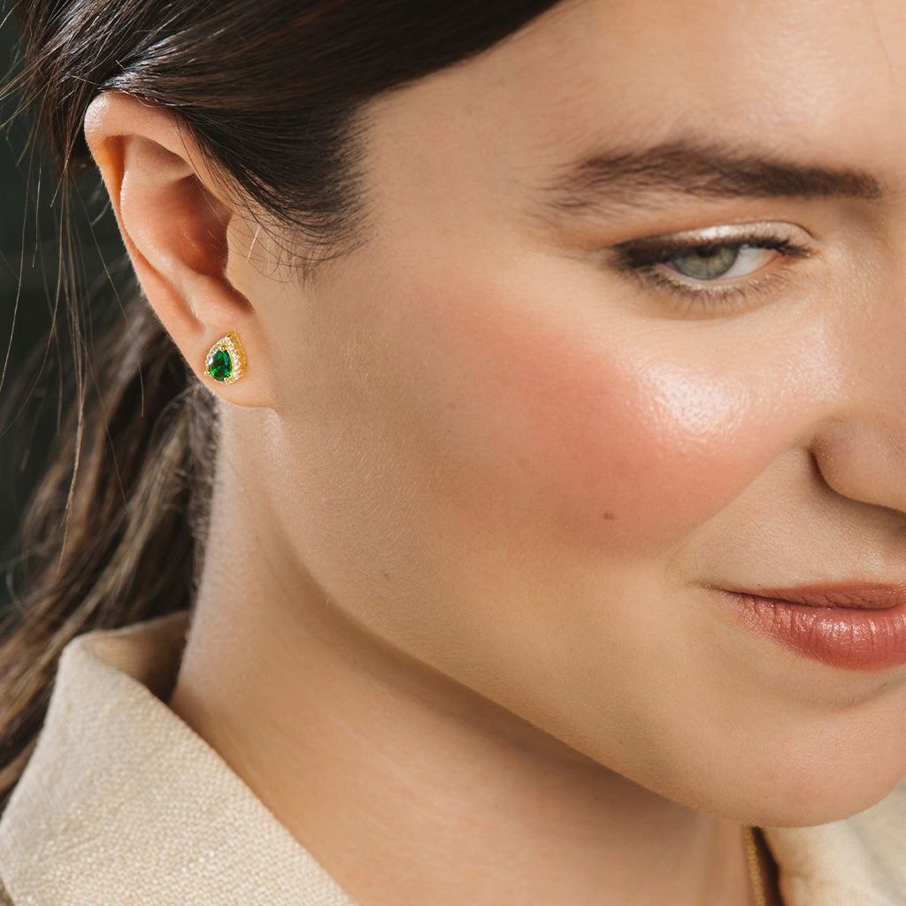 Conjunto de collar y pendientes bañada en oro de 18K con circonitas blancas y verdes, elegante y sofisticado.