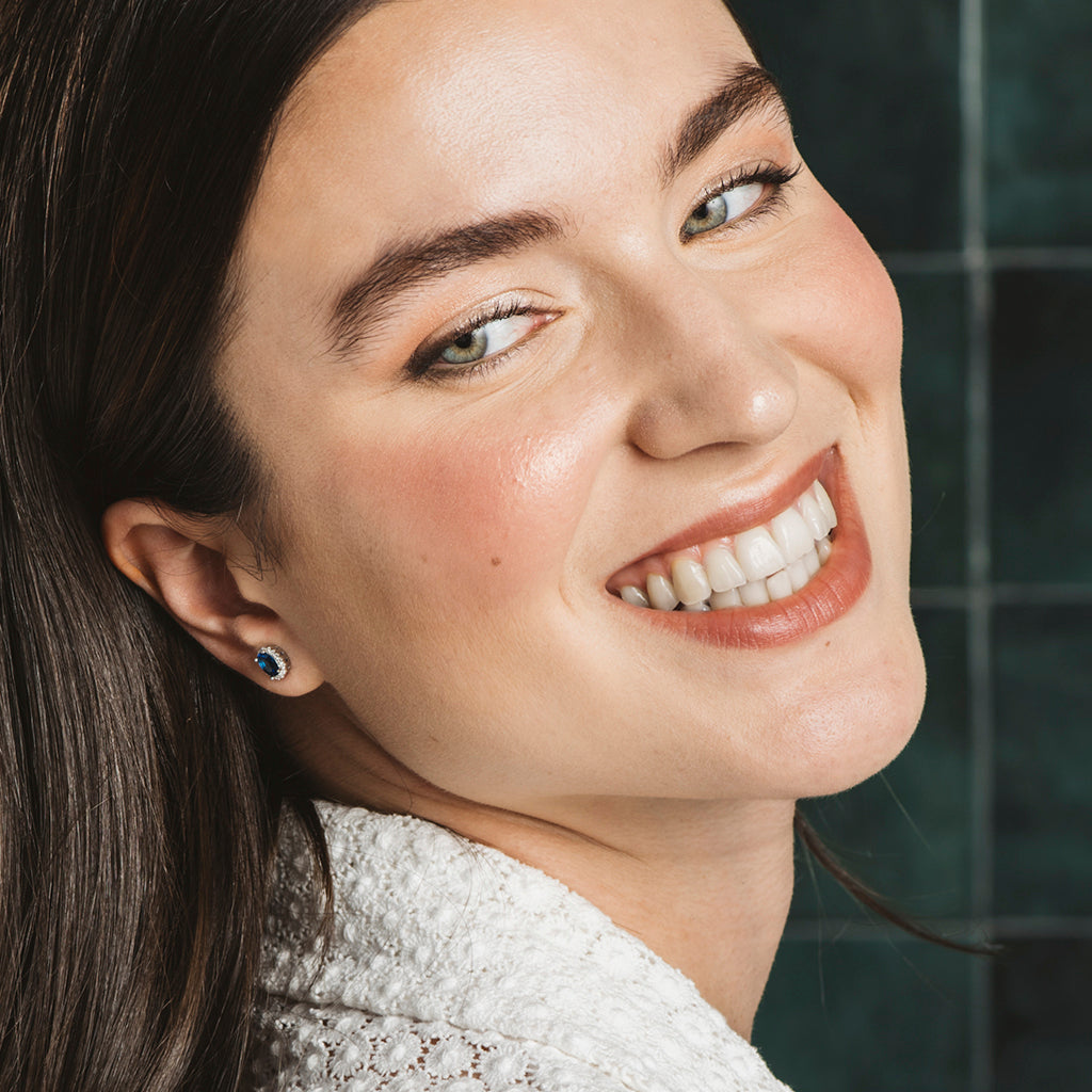 Conjunto de collar y pendientes en plata 925 con circonitas blancas y azules zafiro, elegante y sofisticado.