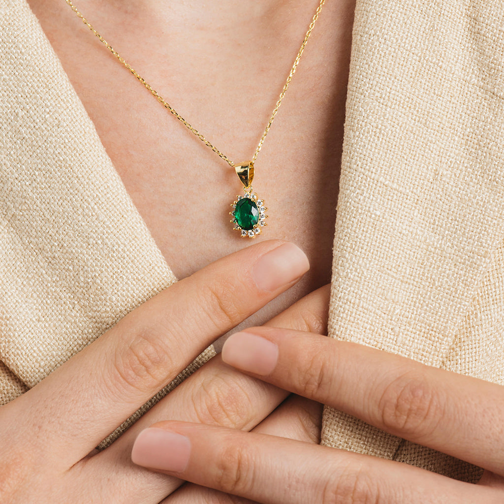 Conjunto de joyería en forma de flor con circonitas blancas y verdes, hecho de Plata 925 bañada en oro de 18K, incluye collar y pendientes.