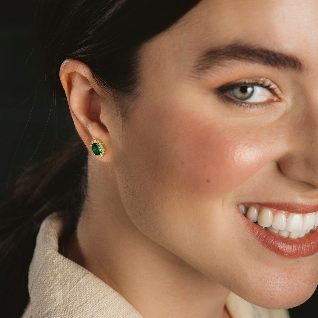 Conjunto de joyería en forma de flor con circonitas blancas y verdes, hecho de Plata 925 bañada en oro de 18K, incluye collar y pendientes.