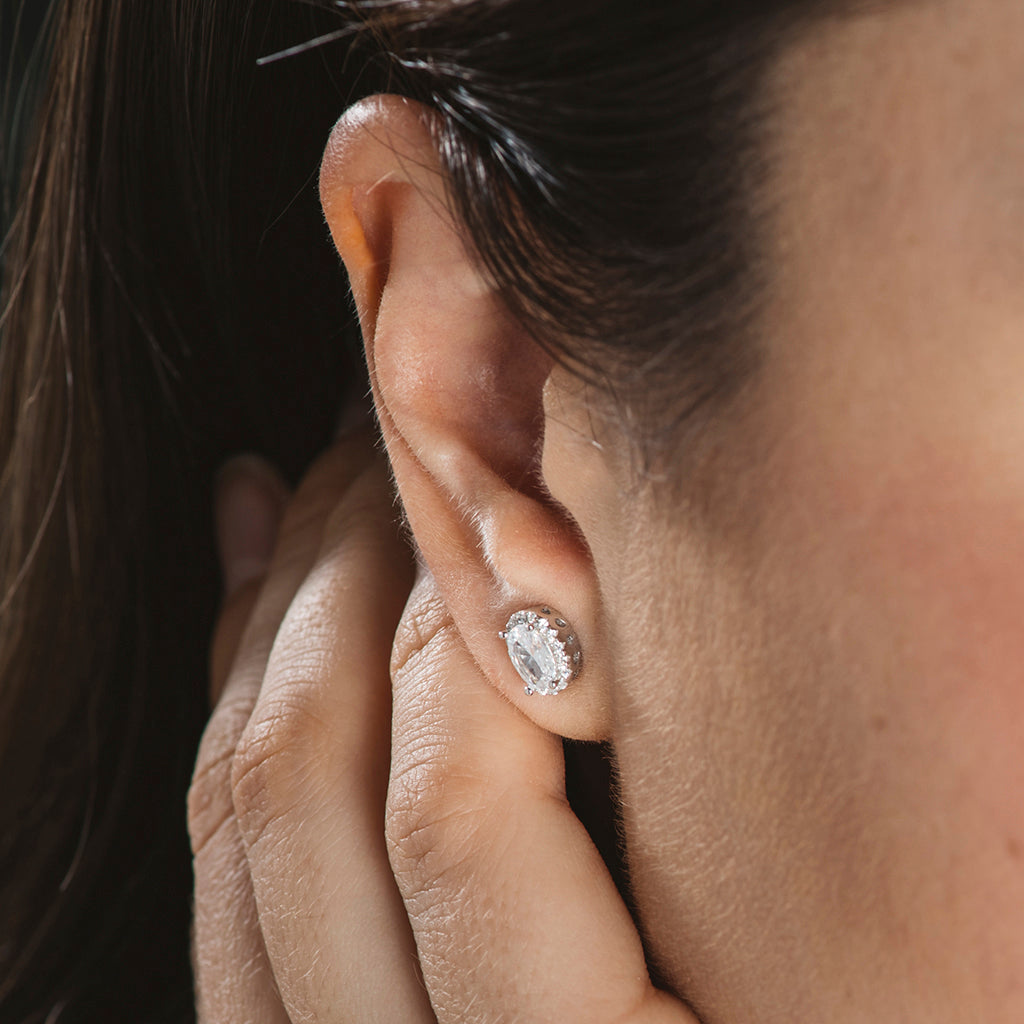 Conjunto oval de collar y pendientes en plata 925 con circonitas blancas brillantes, elegante y sofisticado.