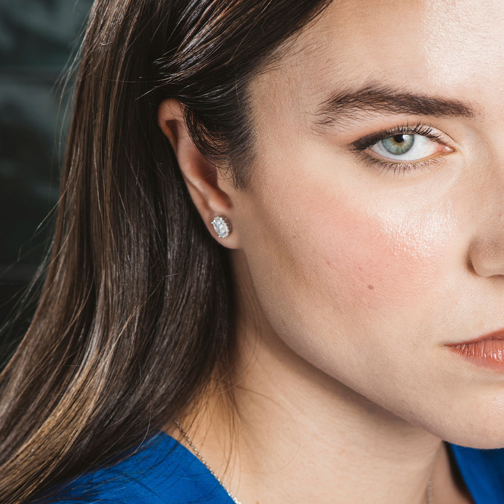 Conjunto oval de collar y pendientes en plata 925 con circonitas blancas brillantes, elegante y sofisticado.