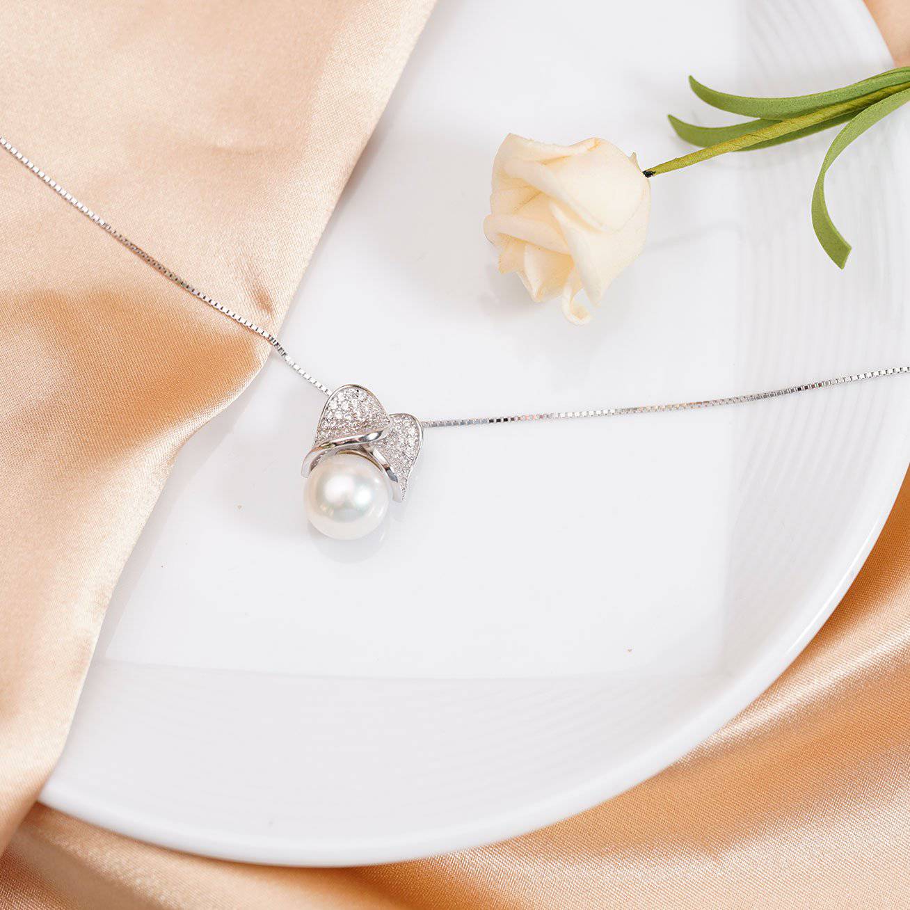 Elegant Freshwater Pearl Necklace WN00096 featuring a round white pearl surrounded by cubic zirconia petals and sterling silver.