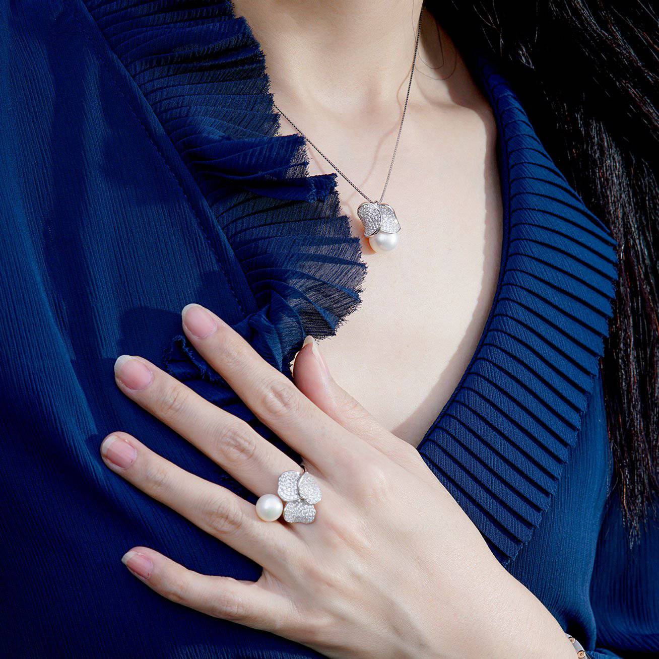 Elegant Freshwater Pearl Necklace WN00096 featuring a round white pearl surrounded by cubic zirconia petals and sterling silver.