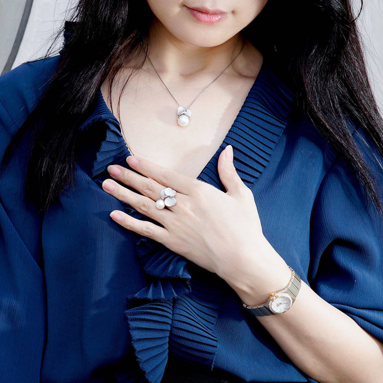 Elegant Freshwater Pearl Necklace WN00096 featuring a round white pearl surrounded by cubic zirconia petals and sterling silver.