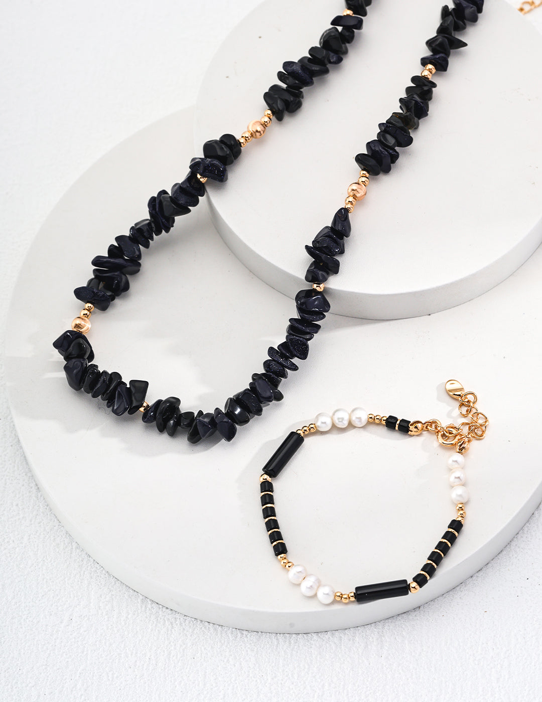 A stylish bracelet featuring lustrous natural pearls and striking black onyx beads, embodying elegance and modernity.