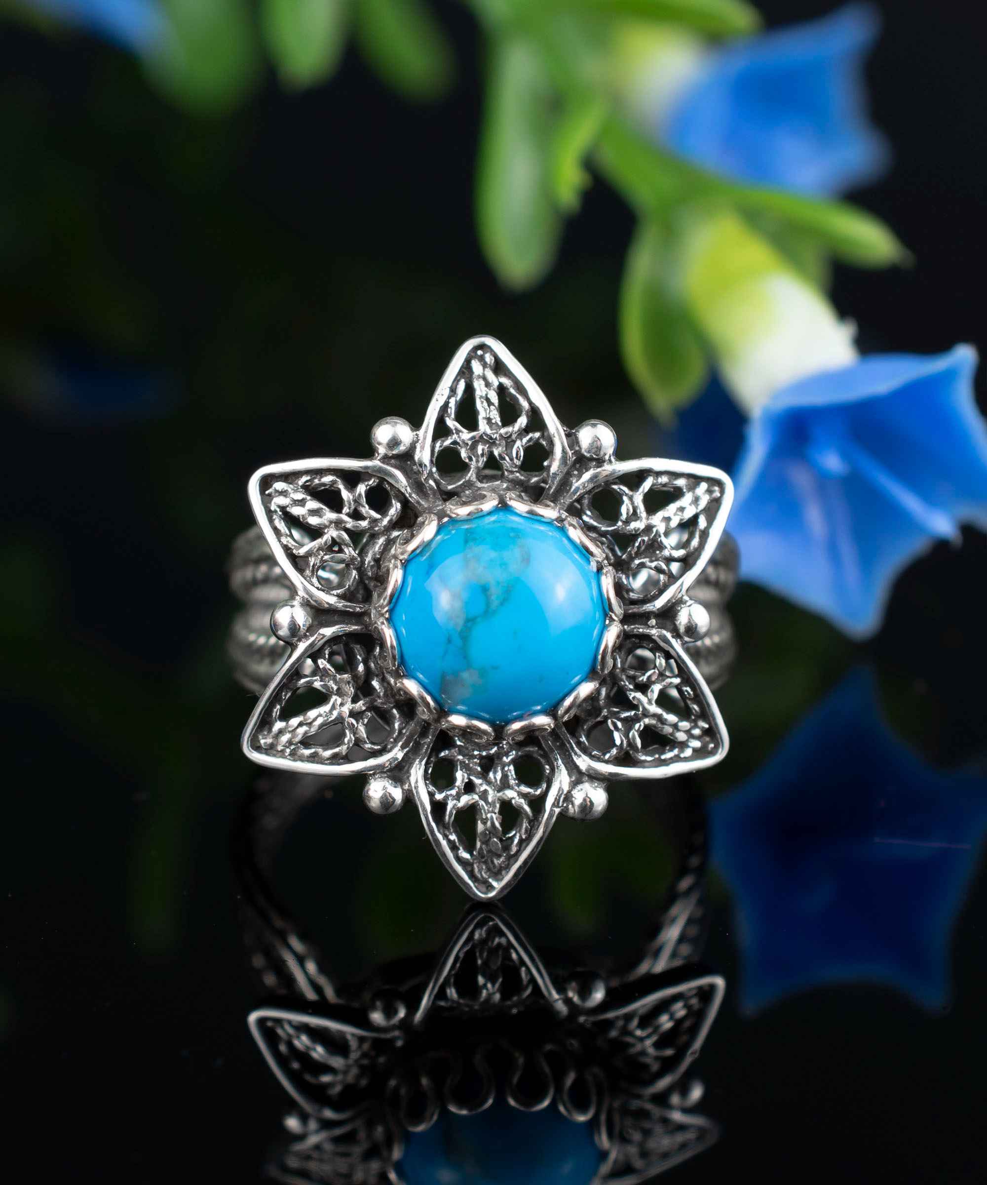 Elegant 925 sterling silver cocktail ring featuring a turquoise gemstone and intricate daisy flower filigree design.