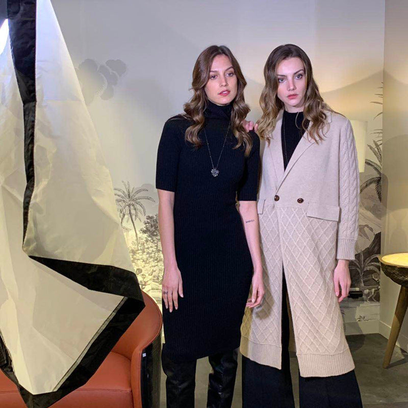 Elegant flower perfume open black plating necklace for women, featuring an adjustable chain and a beautiful floral design.