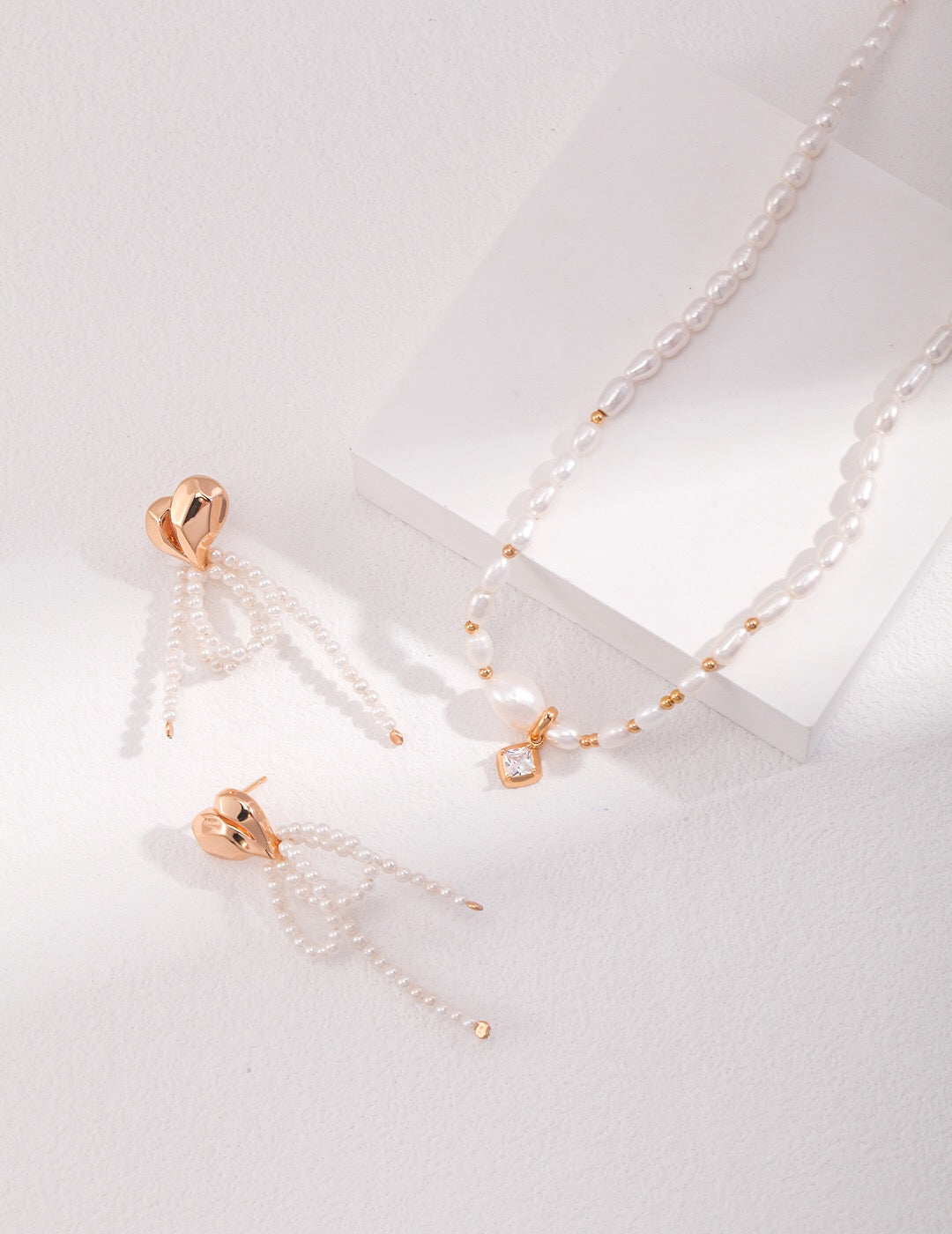Elegant Freshwater Pearl Necklace with Gold Beads and Zircon Pendant, showcasing its luxurious design and craftsmanship.