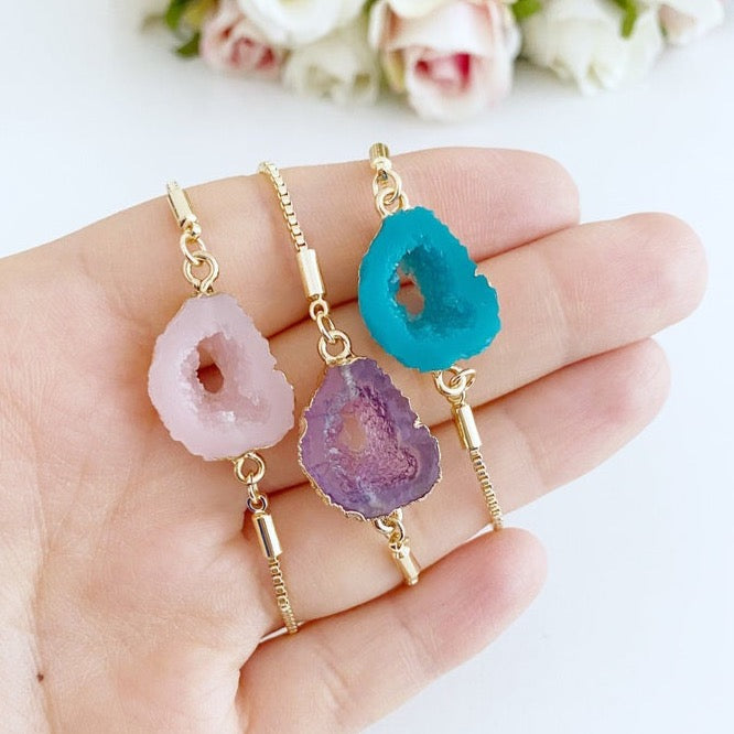 Adjustable gold bracelet featuring rose quartz, amethyst, and aquamarine gemstones, elegantly designed for versatile wear.