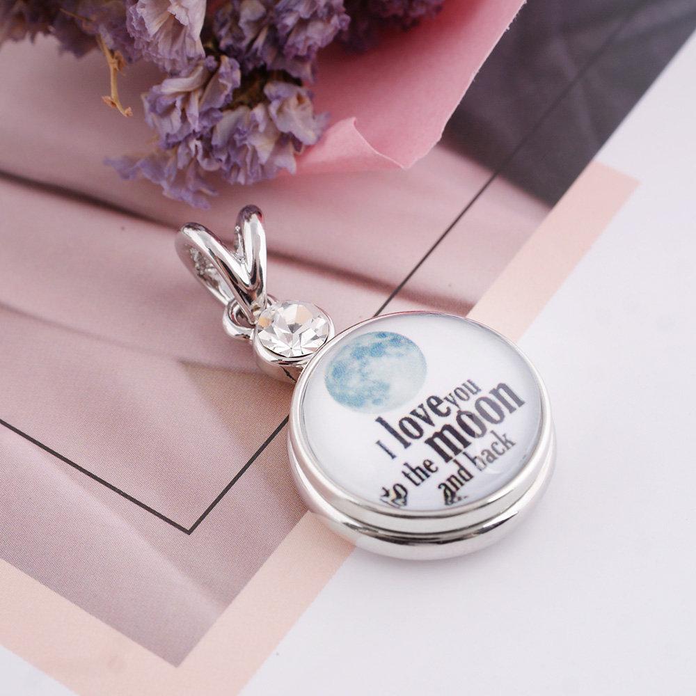 A beautifully crafted snap featuring the phrase 'I Love You to the Moon and Back' under a magnifying glass dome, designed for interchangeable snap jewelry.