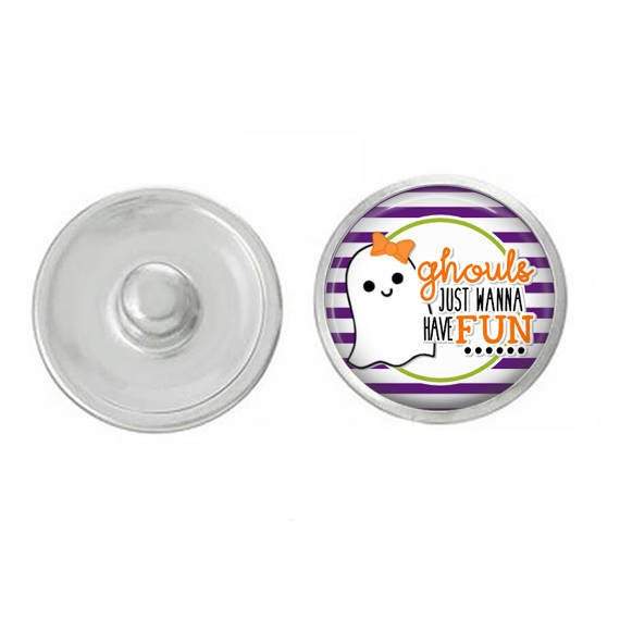 A hand-pressed Halloween snap featuring ghouls and festive designs, perfect for bracelets and necklaces.