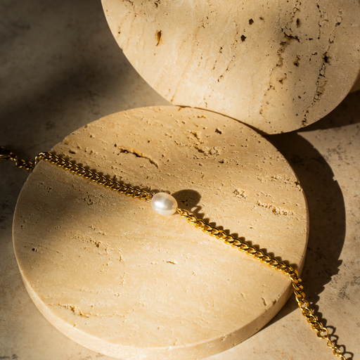 IZZY Bracelet featuring a freshwater pearl pendant and gold-plated chunky links on a stainless steel chain.