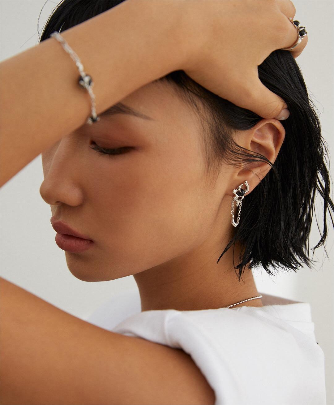 Lava Fluid Style Black Onyx Single Earring featuring a black onyx stone and gold vermeil plating, elegantly handcrafted.