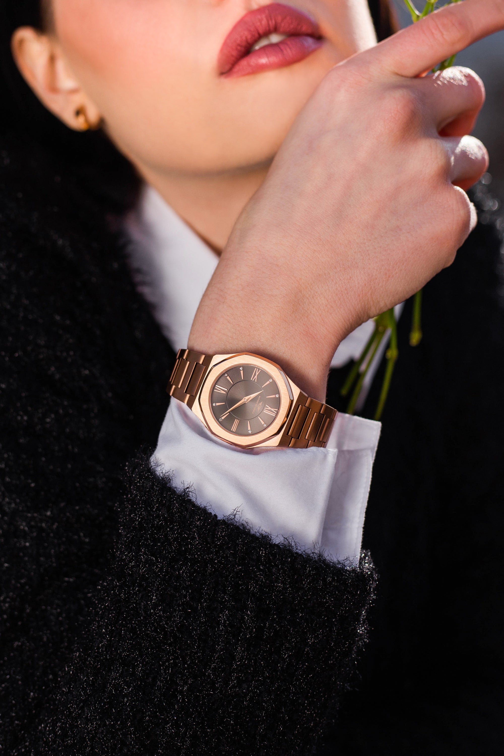Livia Rose Gold - Smoke watch featuring Roman numerals and a Sunray dial with a multi-link bracelet.