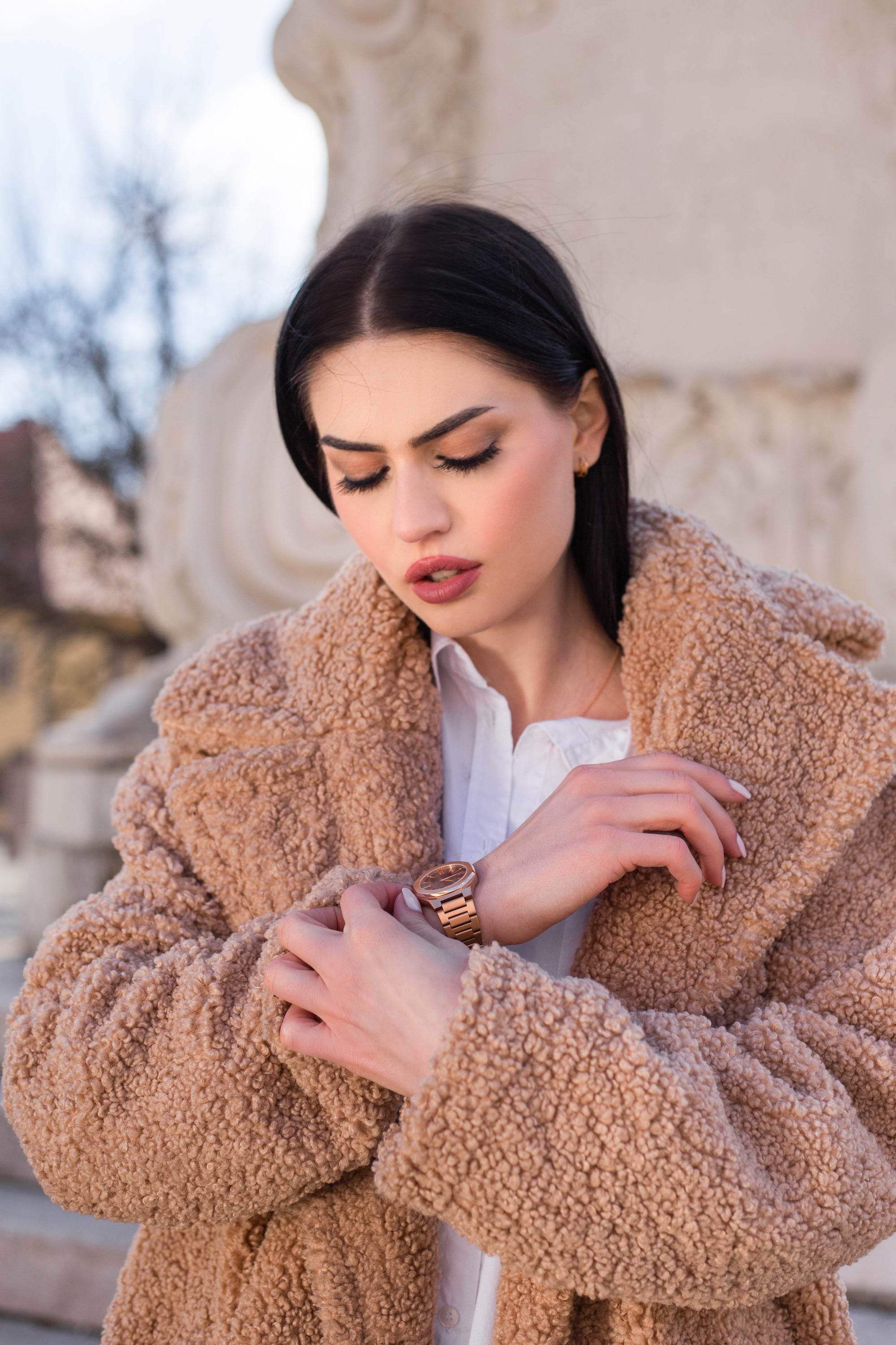 Livia Rose Gold - Smoke watch featuring Roman numerals and a Sunray dial with a multi-link bracelet.