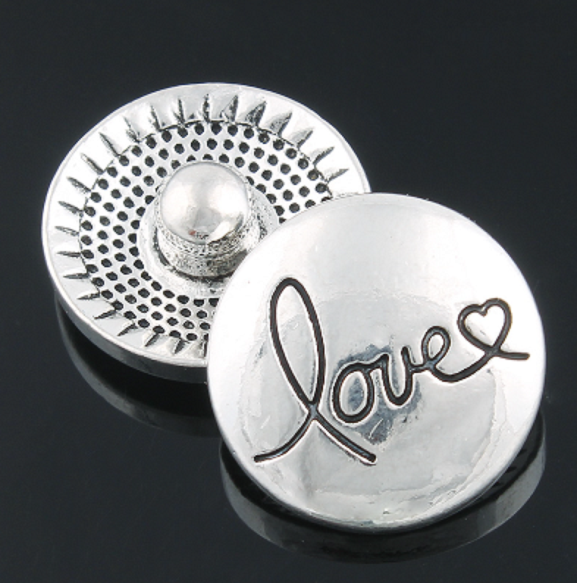 Love with Heart Snap in silver color featuring a heart design, perfect for customizing jewelry.