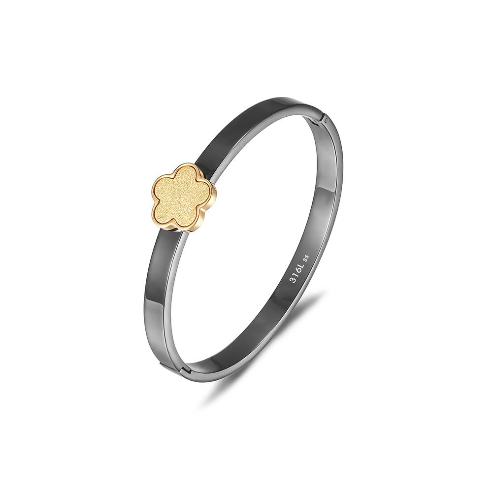A stylish LUCKY CLOVER BANGLE made of 316L surgical stainless steel with 14K gold PVD plating, showcasing a clover design.
