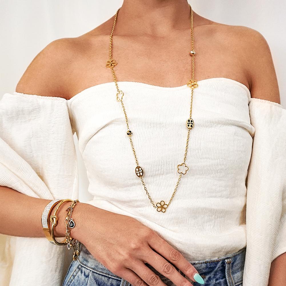 A beautiful LUCKY CLOVER NECKLACE made of 316L surgical stainless steel with 14K gold PVD plating, featuring a clover design.