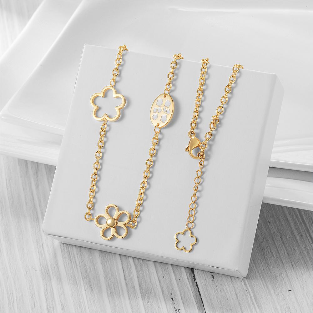 A beautiful LUCKY CLOVER NECKLACE made of 316L surgical stainless steel with 14K gold PVD plating, featuring a clover design.