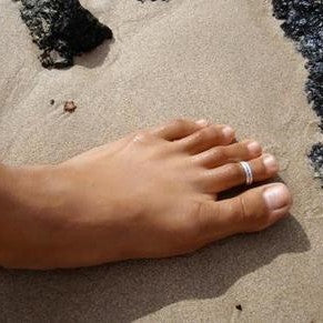 Mia 2 mm Fitted Toe Ring in sterling silver and 14K gold fill, showcasing its delicate design and versatility.