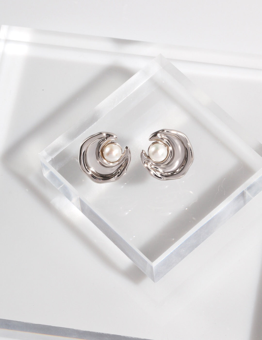 Elegant moon-shaped earrings adorned with natural pearls, featuring a gold vermeil finish, perfect for any occasion.