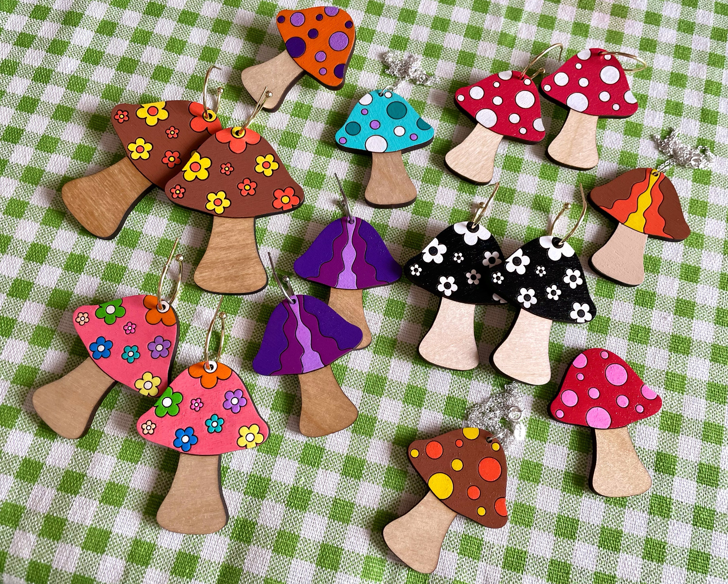 A stylish Mushroom Necklace: Waves made from laser-cut Birch Plywood, featuring a unique mushroom design on a sterling silver chain.