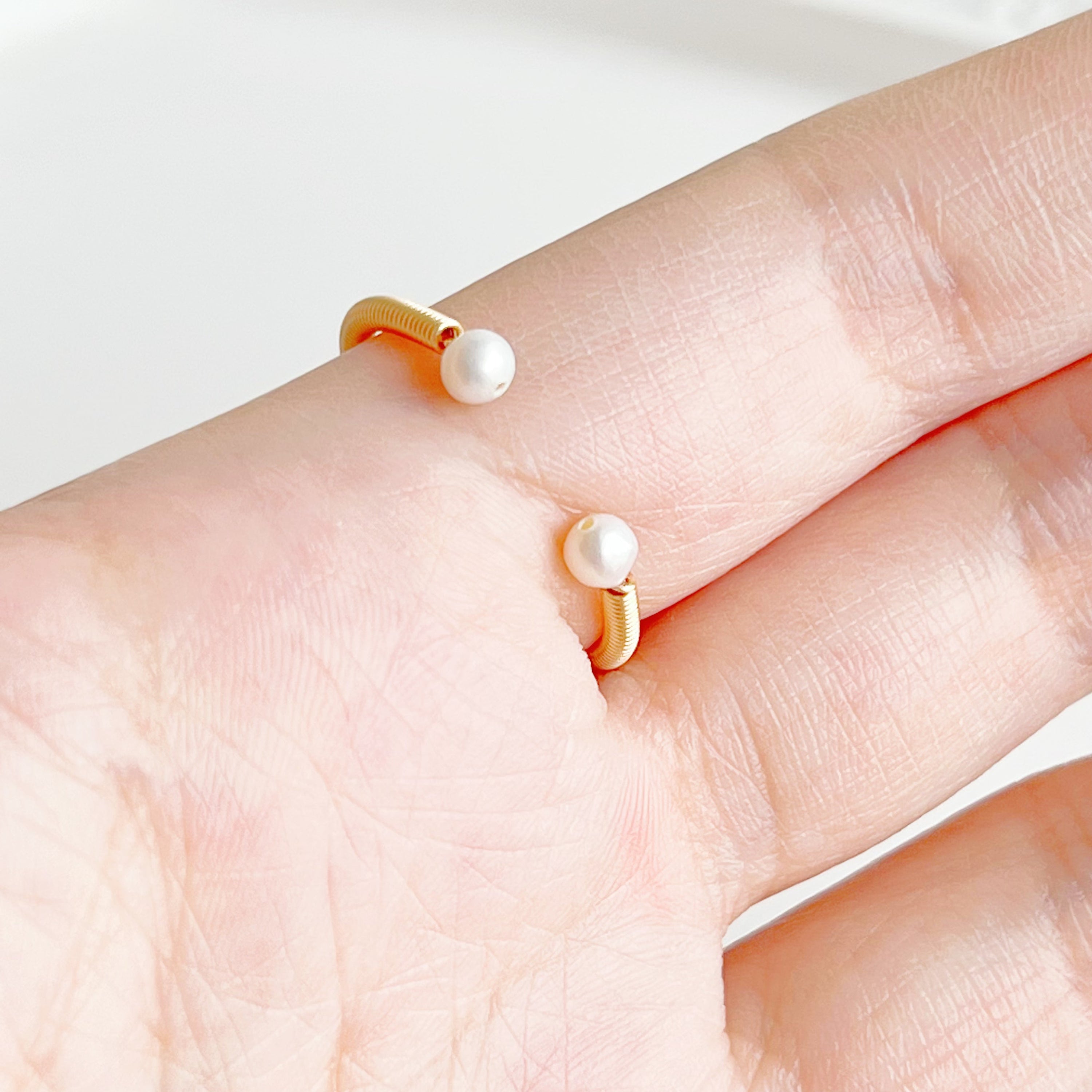 Natural Rose Quartz Bead Adjustable Ring featuring a 4mm pink crystal bead on gold-plated bronze wire, elegantly handcrafted.