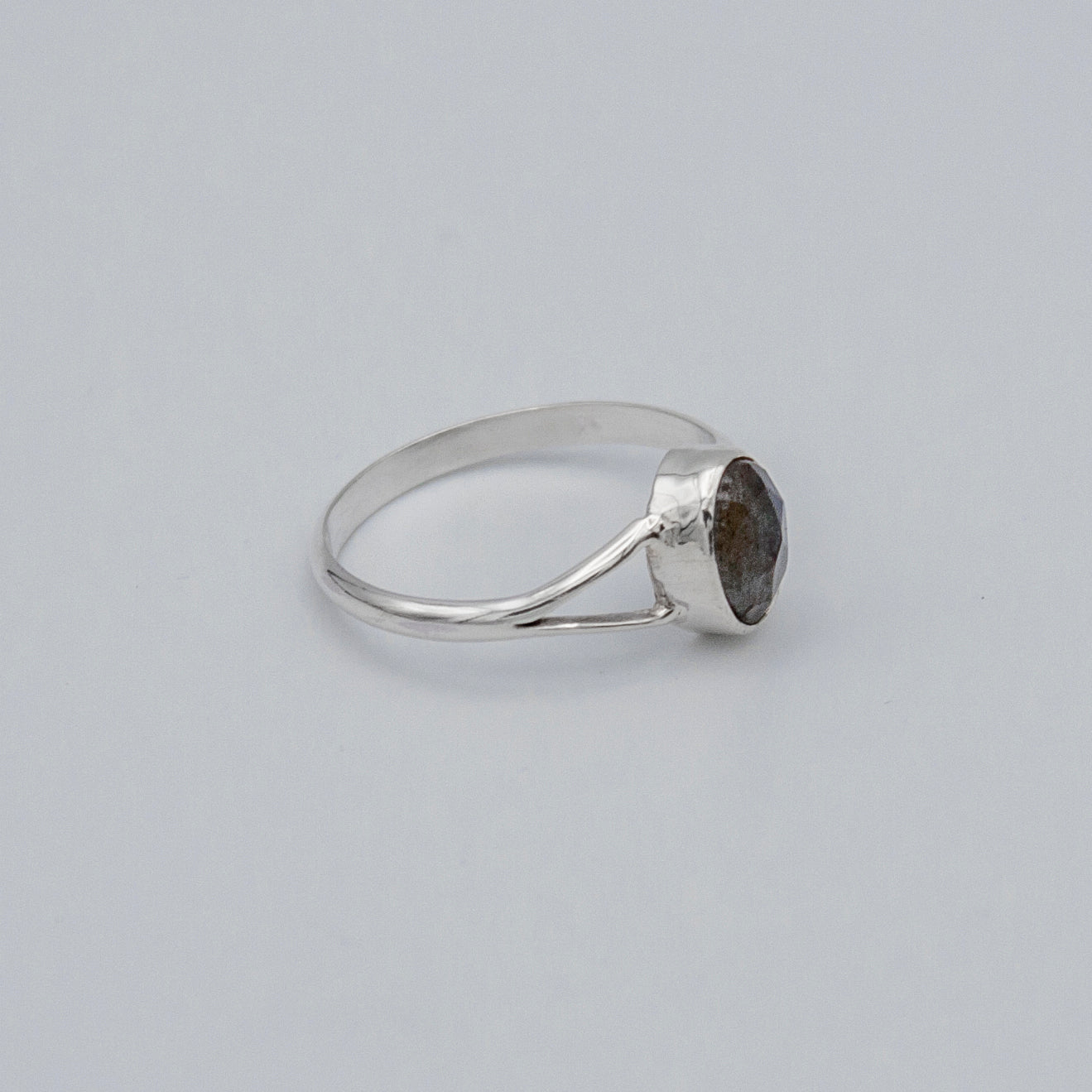 Oval Labradorite Bezel Split Shank Sterling Silver Ring showcasing a unique 6x8mm labradorite gemstone set in a split shank band.