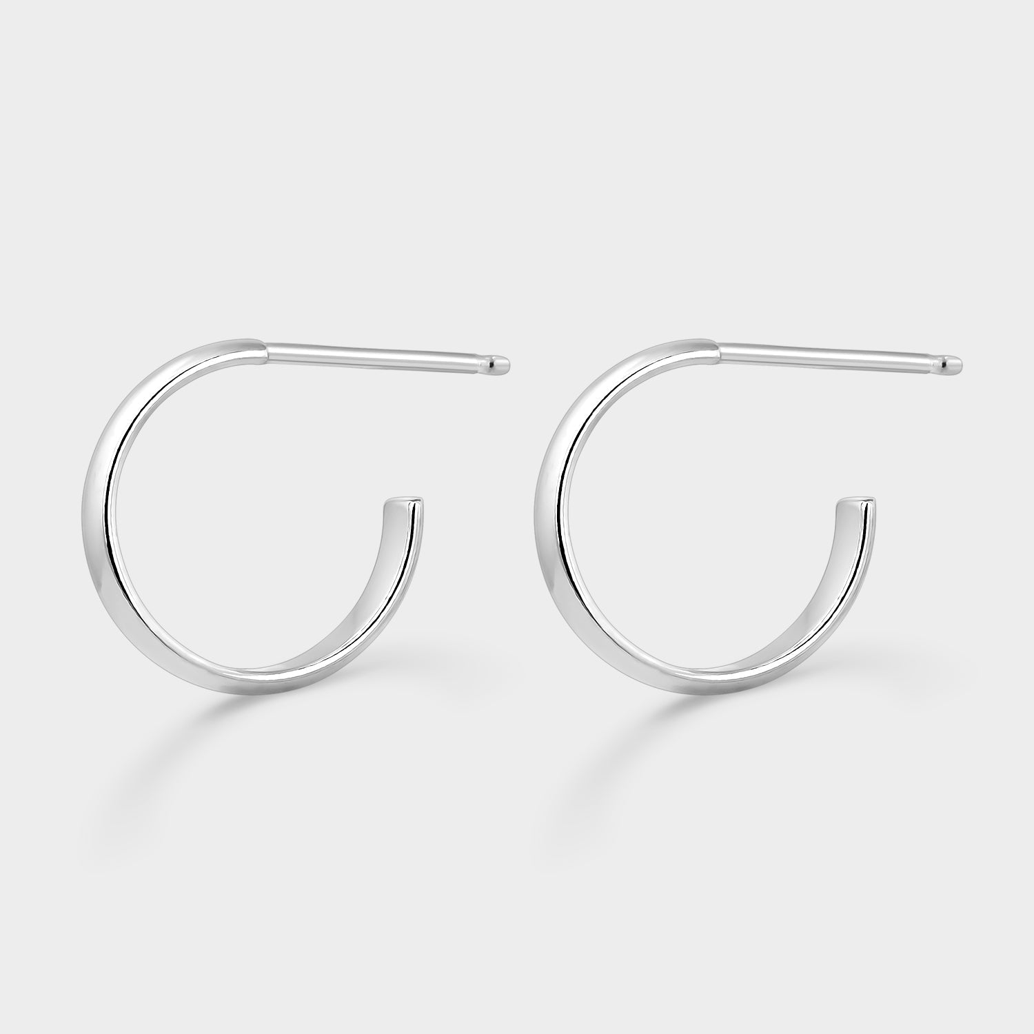 Pendiente aro de 10mm con cierre de presión, fabricado en rodio, mostrando su diseño elegante y brillante.